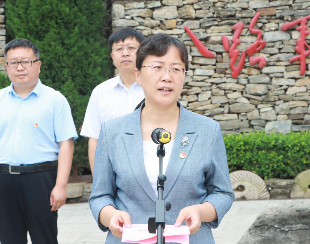 校领导到八路军抱犊崮抗日纪念园开展现场教学并为枣庄学院党史学习